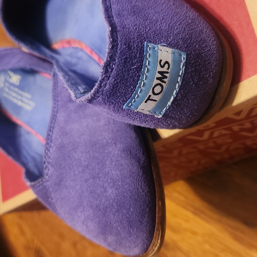 Shoes - Picture 2 of 4